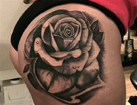 Tatuaje femenino en la nalga